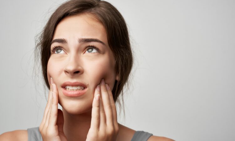 Knowing when to see a dentist for jaw pain is essential for getting the right treatment and preventing further complications.